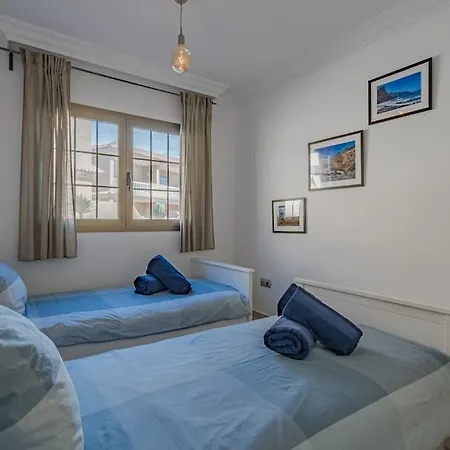 公寓 Seaside With Spacious Terrace, Pool, And Wi-fi
