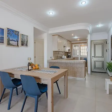 Seaside With Spacious Terrace, Pool, And Wi-fi 公寓 *