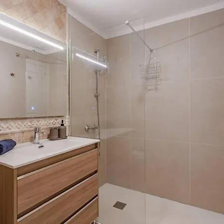 公寓 Seaside With Spacious Terrace, Pool, And Wi-fi *