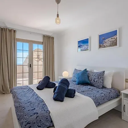 Apartment Seaside With Spacious Terrace, Pool, And Wi-fi