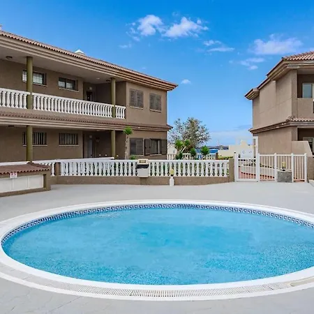 Seaside With Spacious Terrace, Pool, And Wi-fi 圣克鲁斯-德特内里费